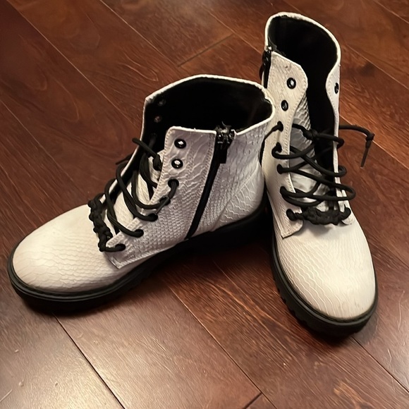 ⭐️ White scaled style boots- size 38 - Picture 5 of 8